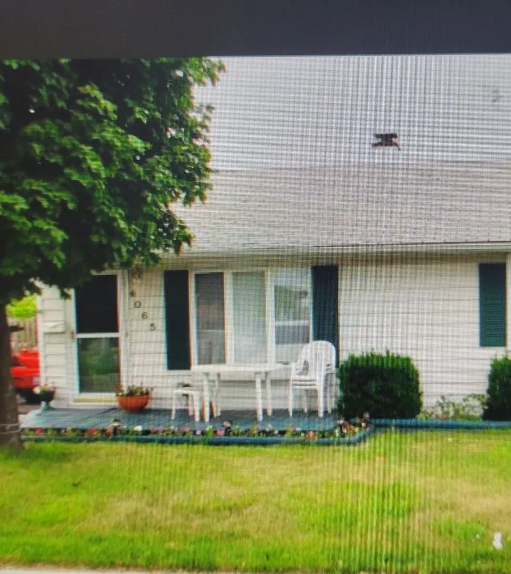 4065 Southwest Highway, Hometown