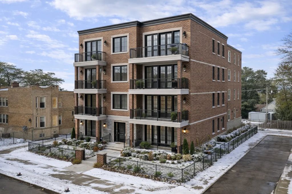 4300 W Gladys Avenue, Chicago