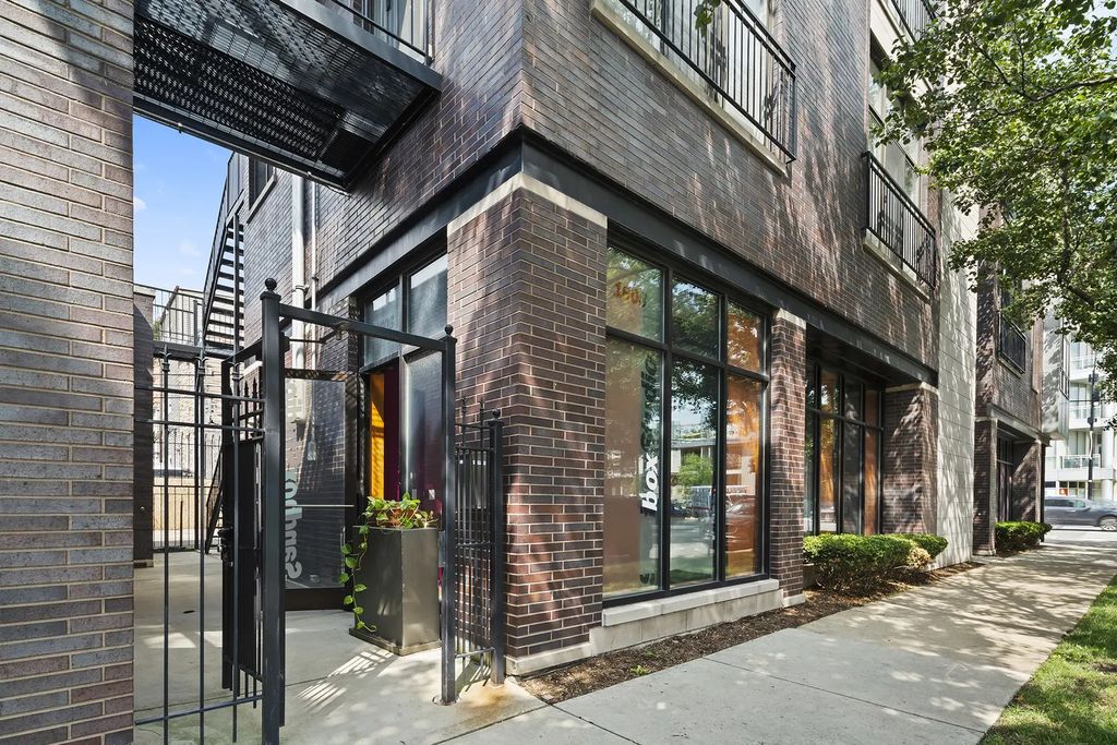 1608 W Cornelia Avenue, Chicago