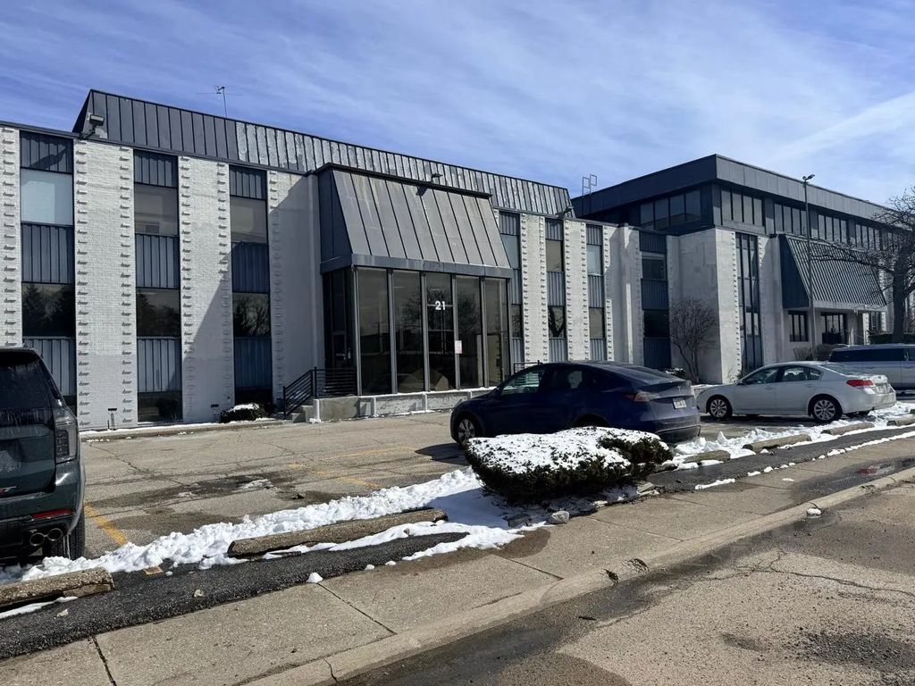 21 N Skokie Highway N 204, Lake Bluff