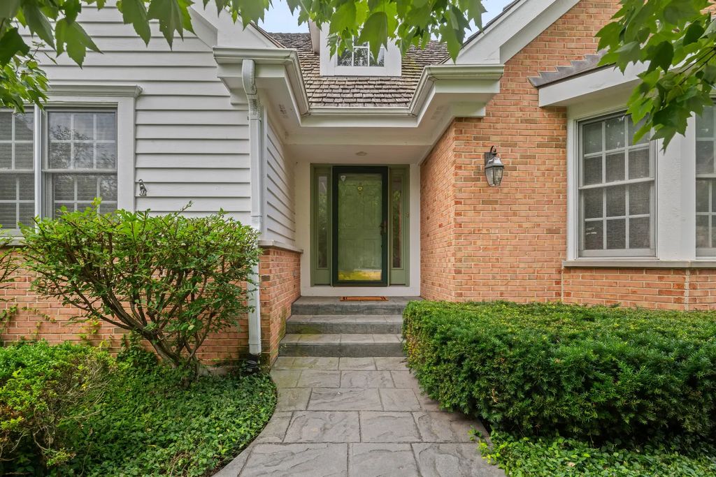 1735 Yale Court, Lake Forest
