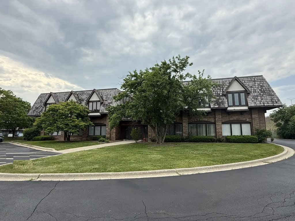 28085 N Ashley Circle, Libertyville