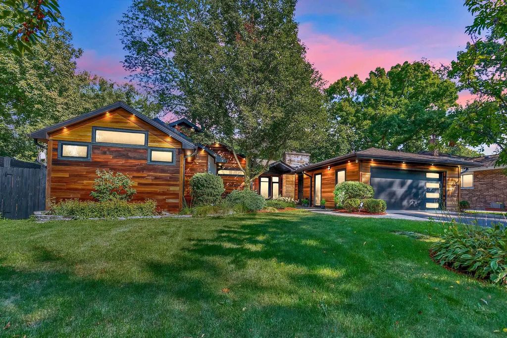 623 Echo Lane, Glenview