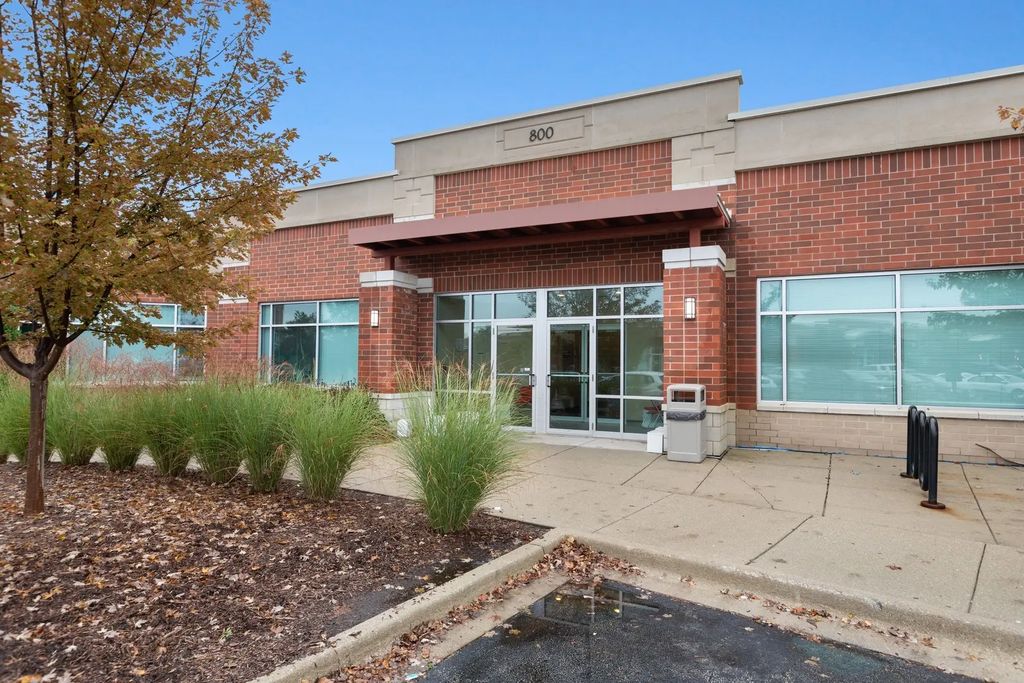 800 E Woodfield Road 117, Schaumburg