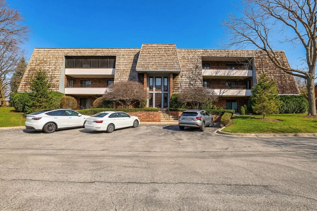 200 Red Top Drive 302, Libertyville