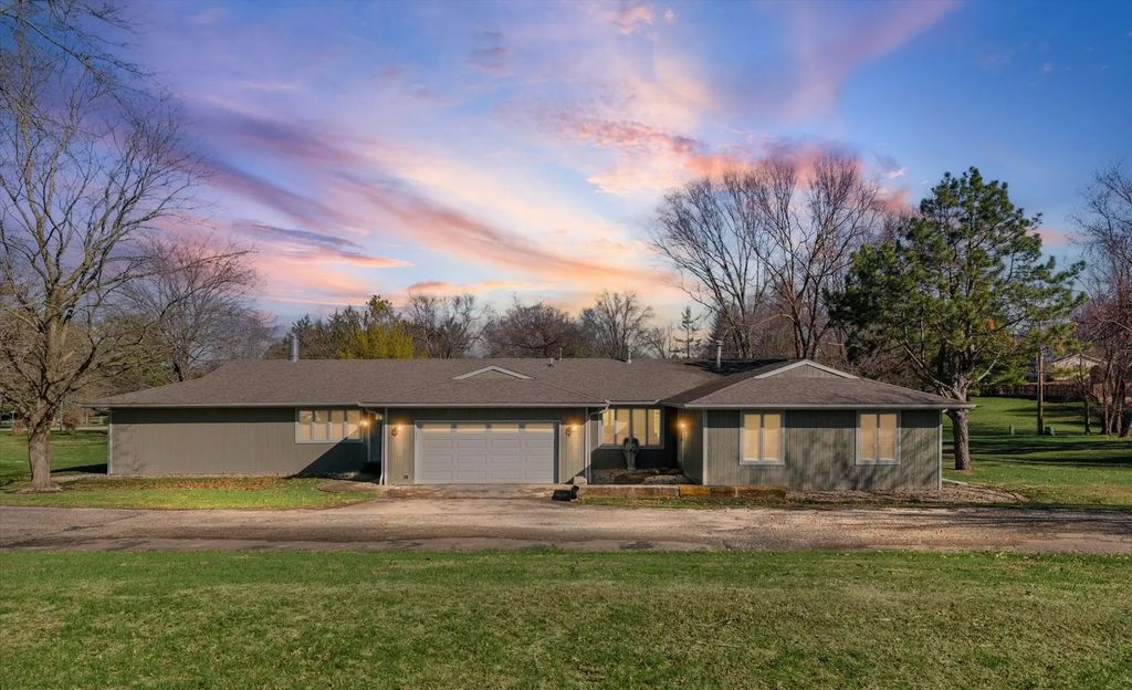 1902 Golf Drive, Mahomet