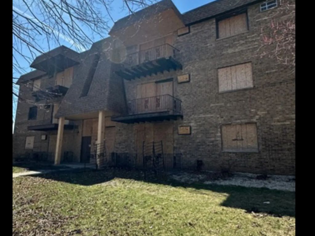 5700 128th Street 9, Crestwood