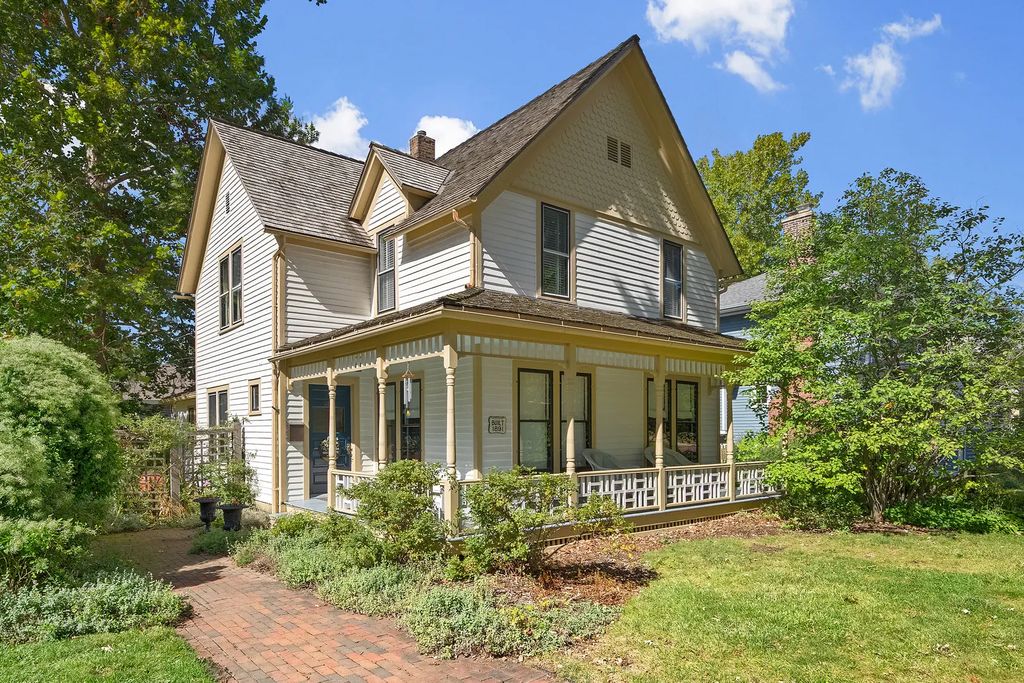 4816 Linscott Avenue, Downers Grove