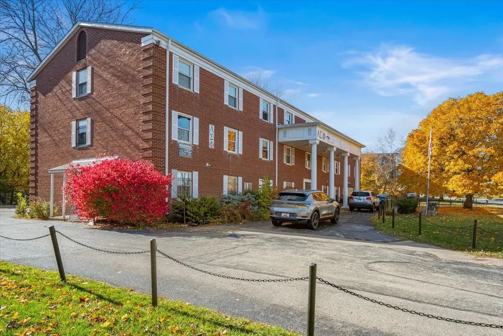 928 W Hillcrest Drive, DeKalb