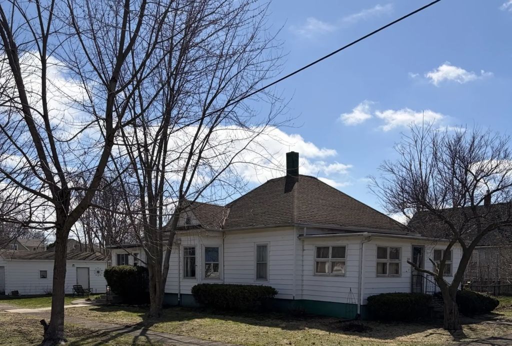 103 S Chicago Avenue, Ladd