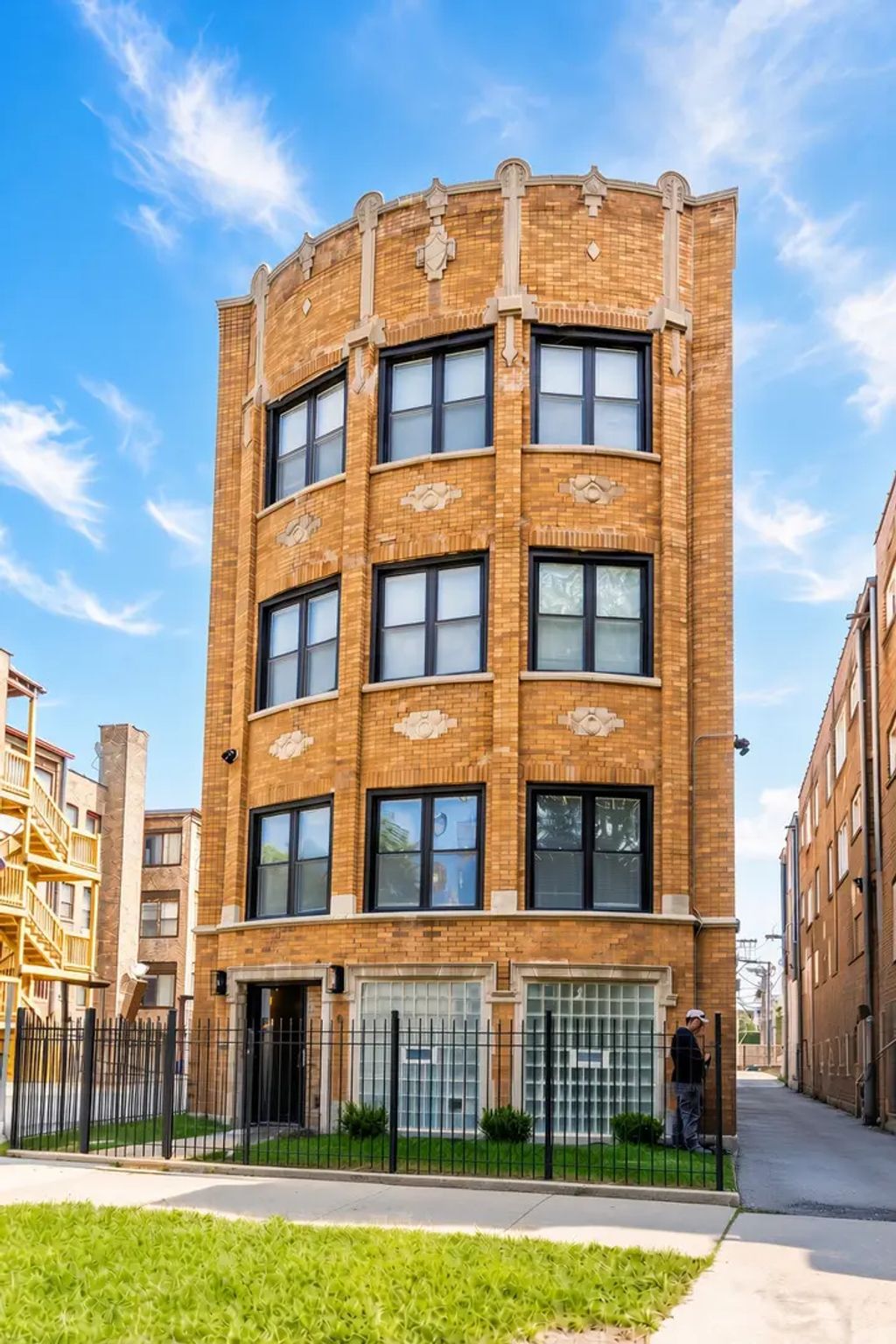 6711 S Paxton Avenue, Chicago, 60649