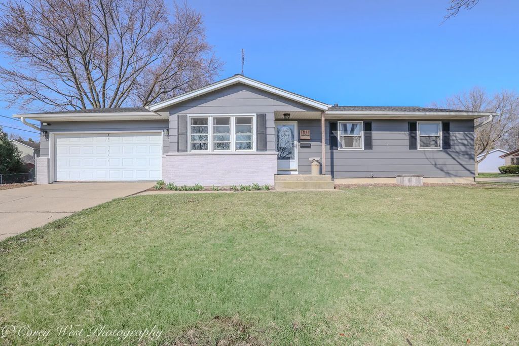 1811 S 7th Street, DeKalb