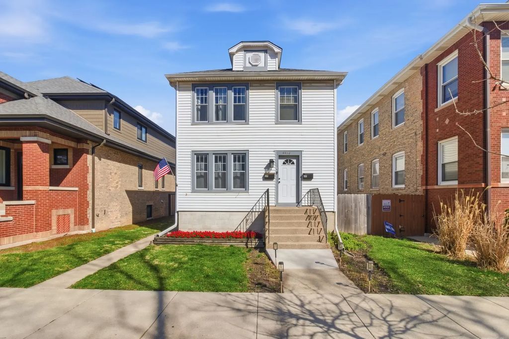 4462 W Wilson Avenue, Chicago
