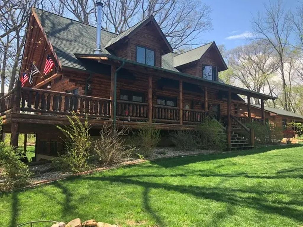 48 Indian Hills Drive, Putnam