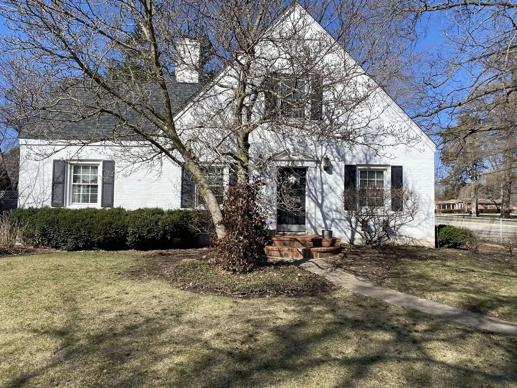 240 S Mchenry Avenue, Crystal Lake