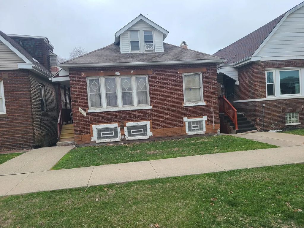 9230 S Saginaw Avenue, Chicago, 60617