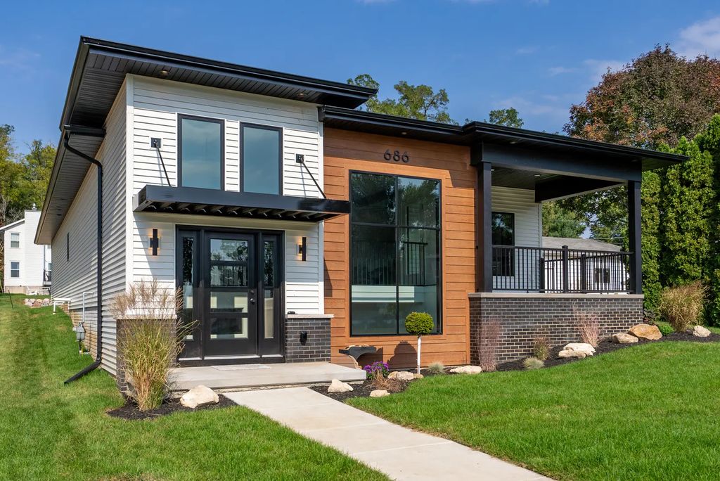 686 Jones Court, Bettendorf