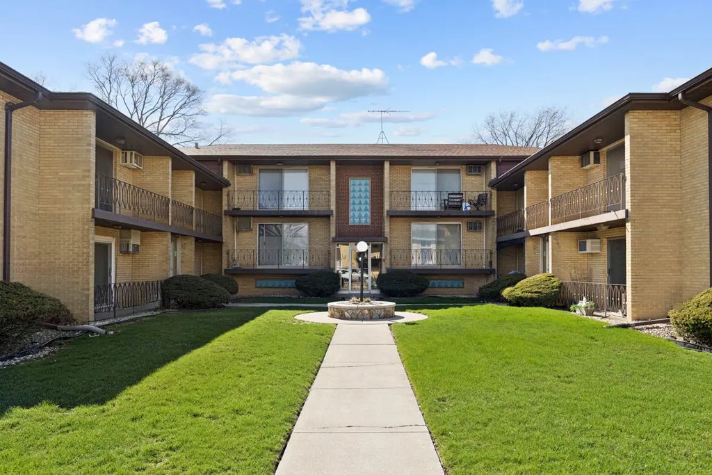 18318 Exchange Avenue 2f, Lansing