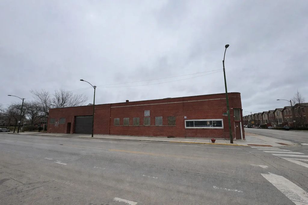 4165 S Emerald Avenue, Chicago