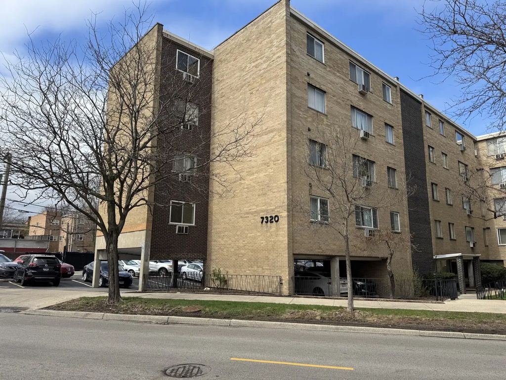7320 N Rogers Avenue 215, Chicago