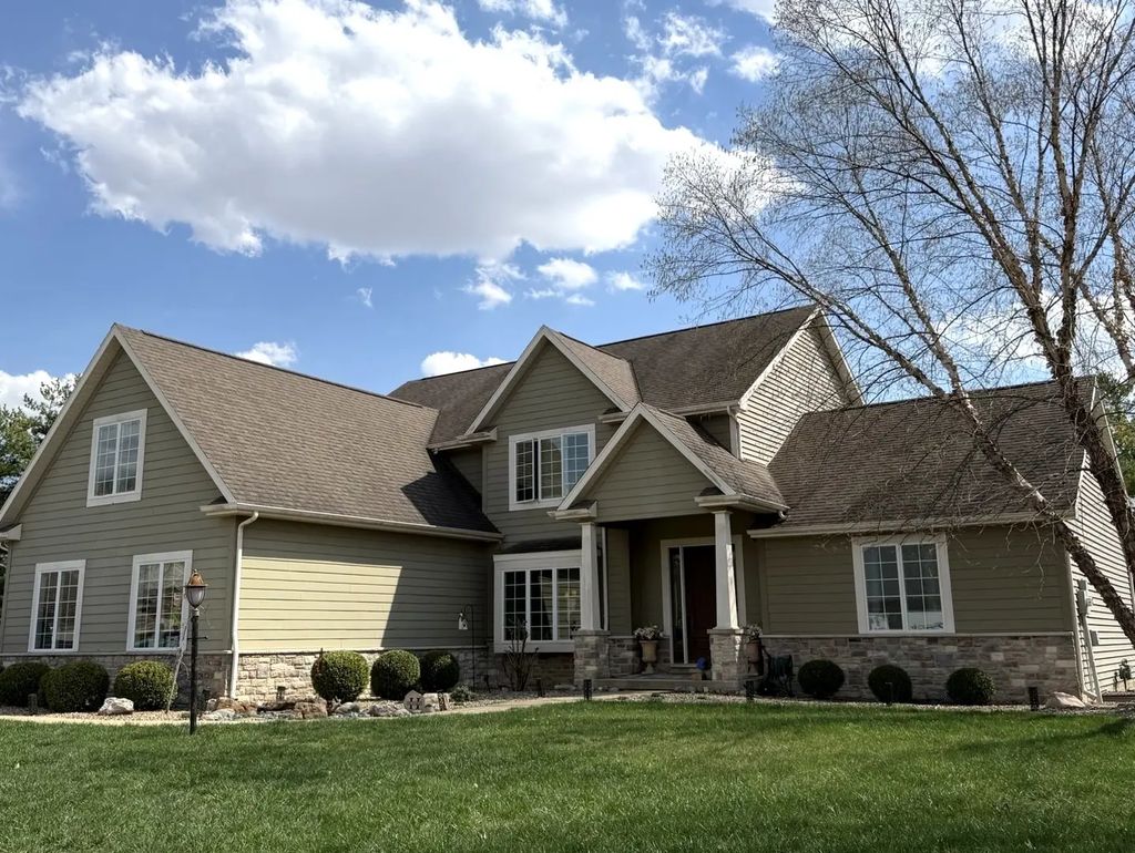 1809 N E West Lake Drive, Mahomet