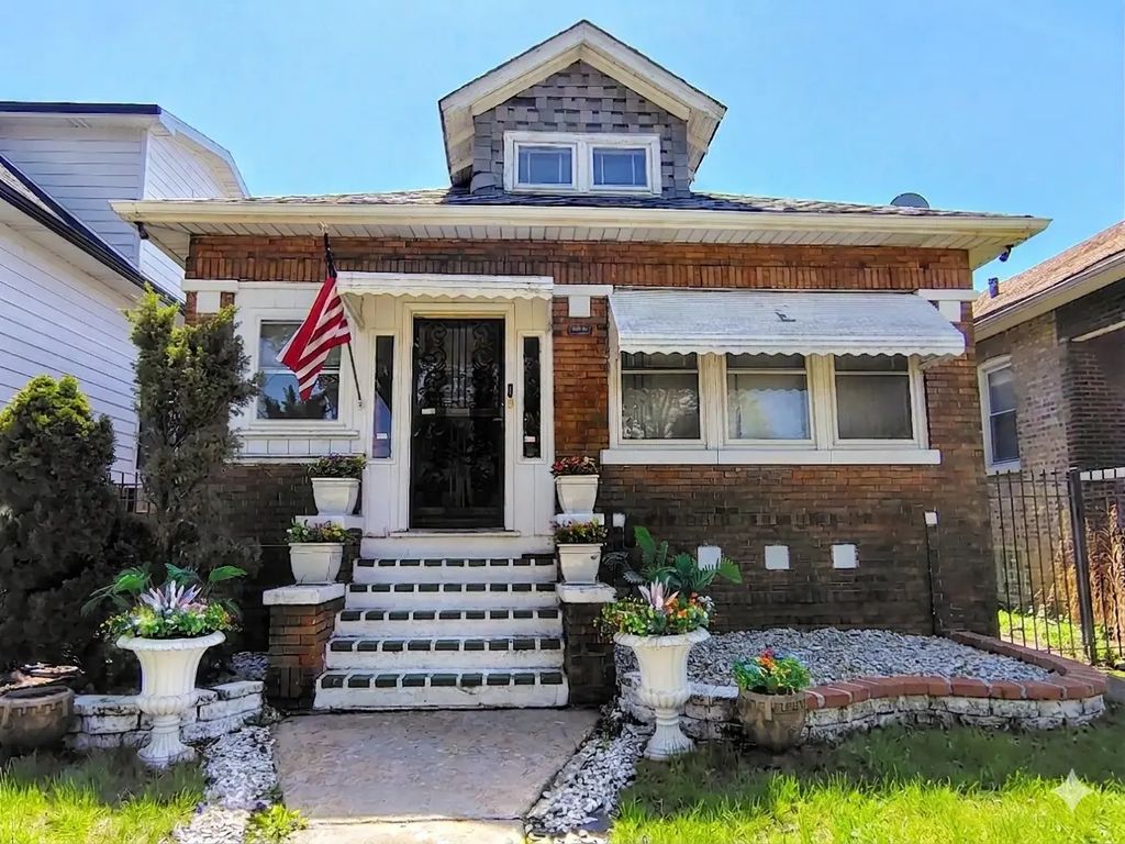 4831 W Haddon Avenue, Chicago