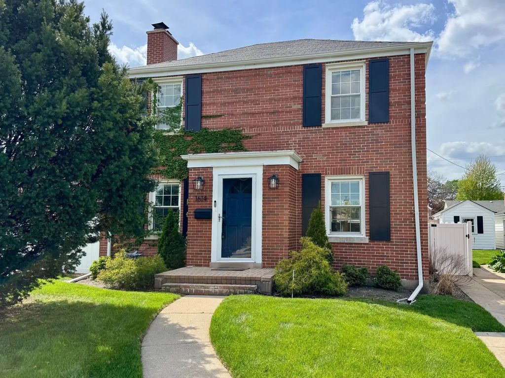 1614 N 76th Avenue, Elmwood Park