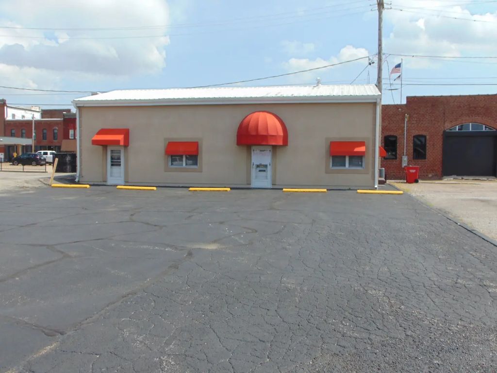 22 S Oak Street, Duquoin