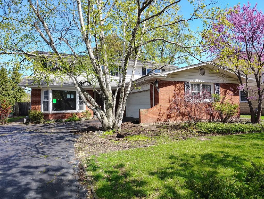 1027 Meadowlark Lane, Glenview