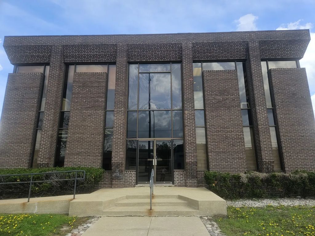 8233 S Harlem Avenue, Bridgeview