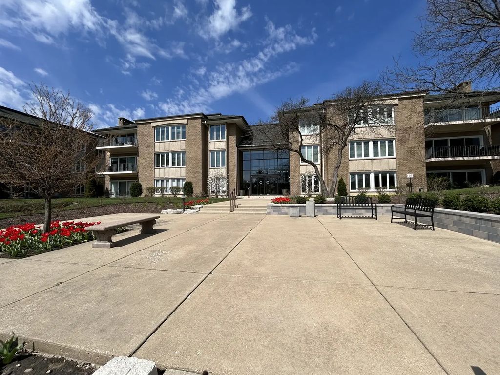 1 Oak Brook Club Drive A105, Oak Brook, 60523
