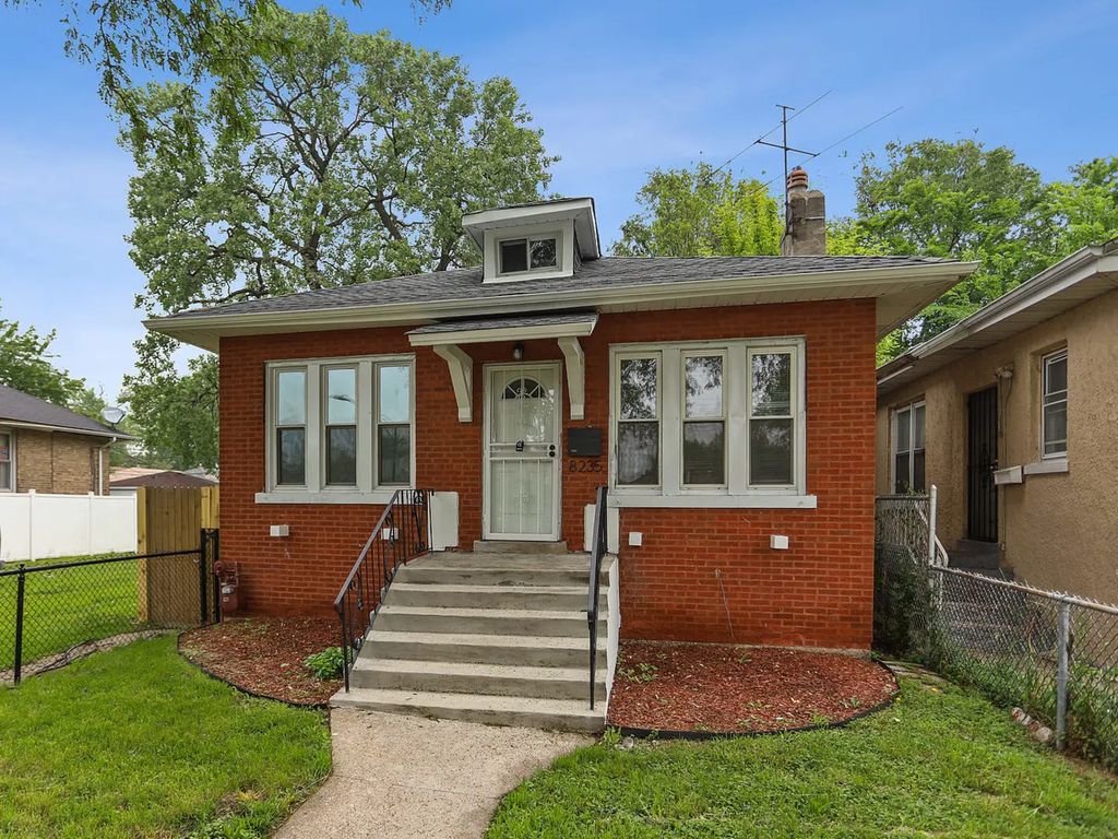 8235 S Woodlawn Avenue, Chicago