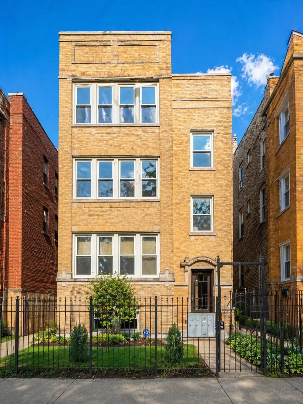 6335 N Claremont Avenue, Chicago, 60659