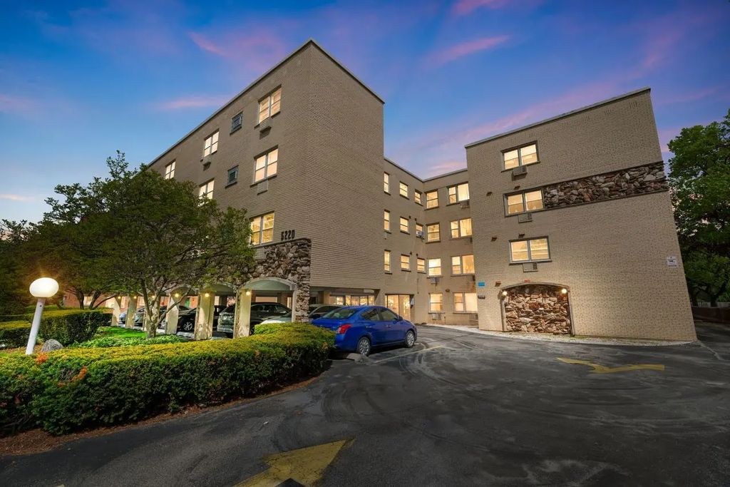 5220 Oakton Street 103, Skokie, 60077