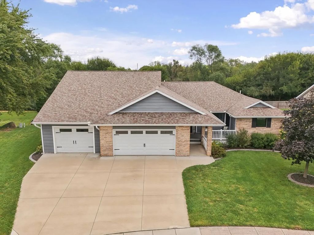 808 Cedar Ridge Court, Mahomet