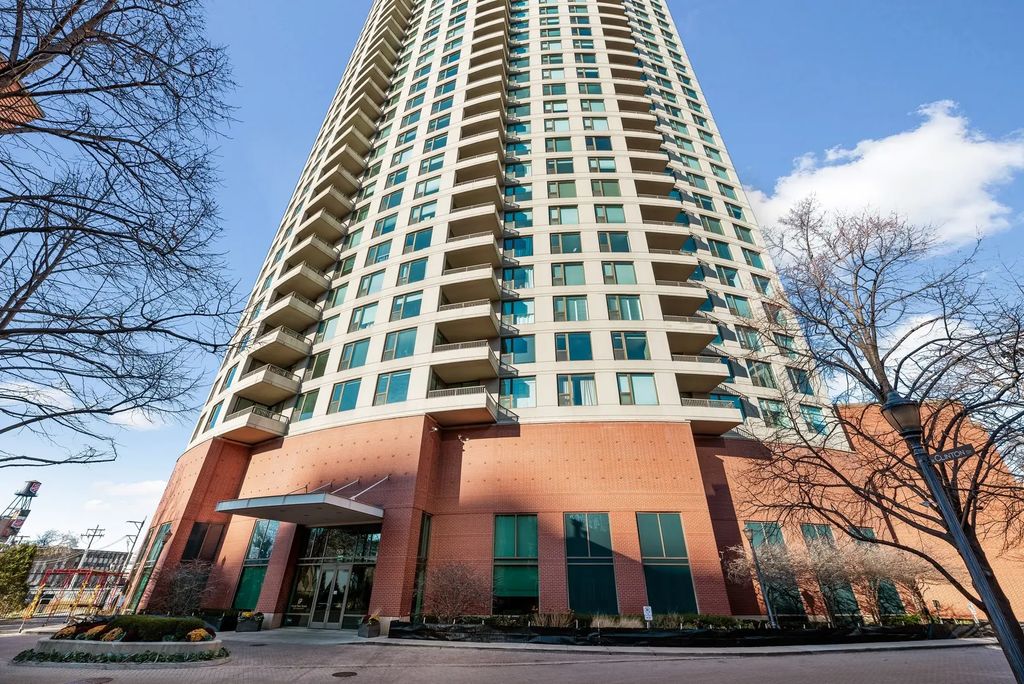 501 N Clinton Street P-250, Chicago, 60654