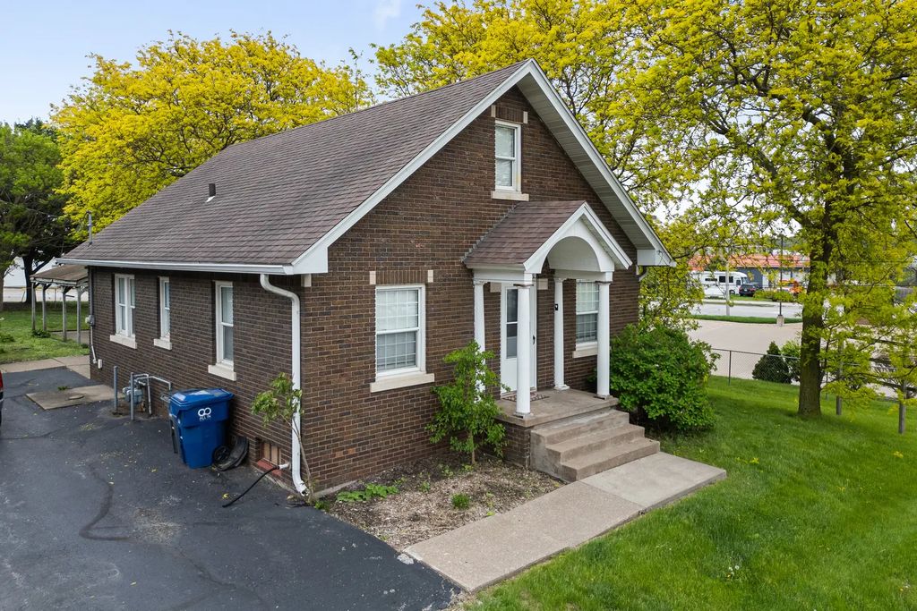 425 And 428 1/2 28th Street, Bettendorf