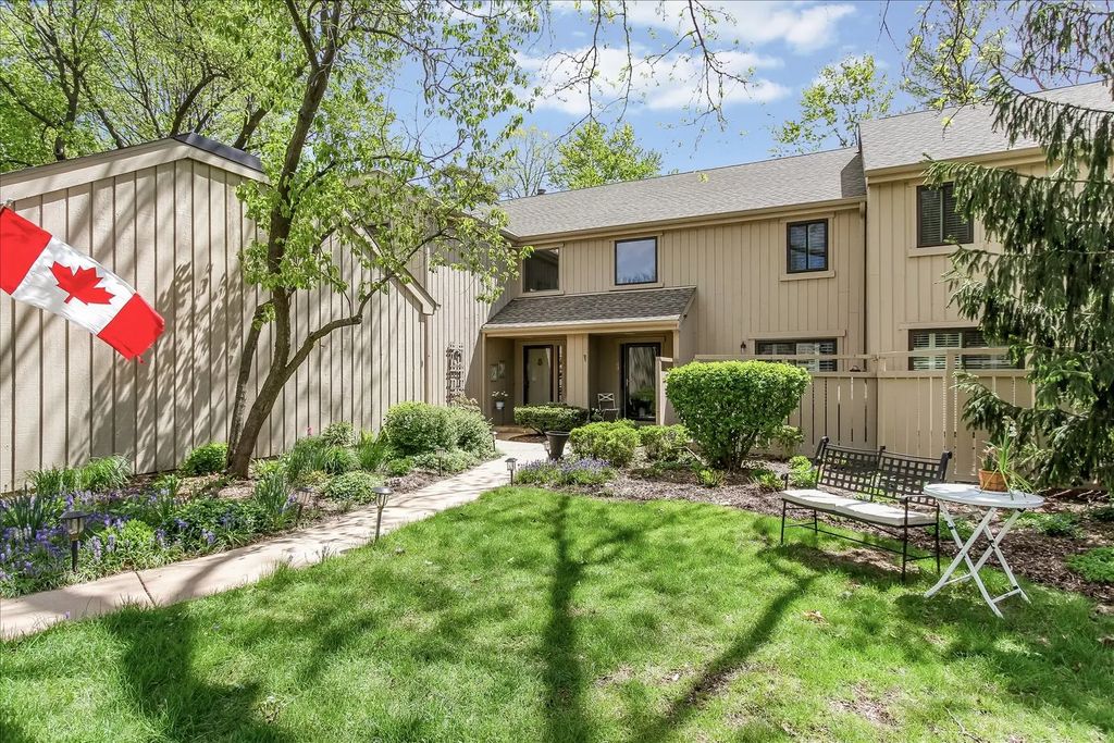 79 Hunt Trail, Lake Barrington, 60010