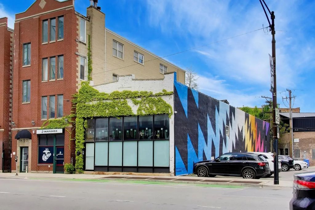 815 N Milwaukee Avenue, Chicago
