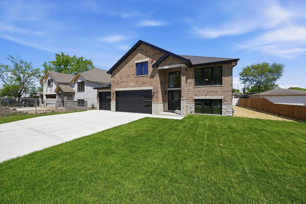8011 S Oconto Avenue, Bridgeview