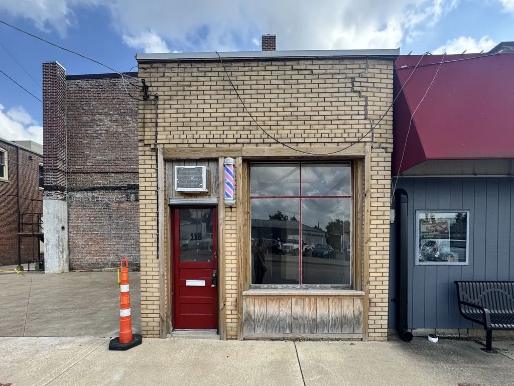 118 W Howard Street, Pontiac