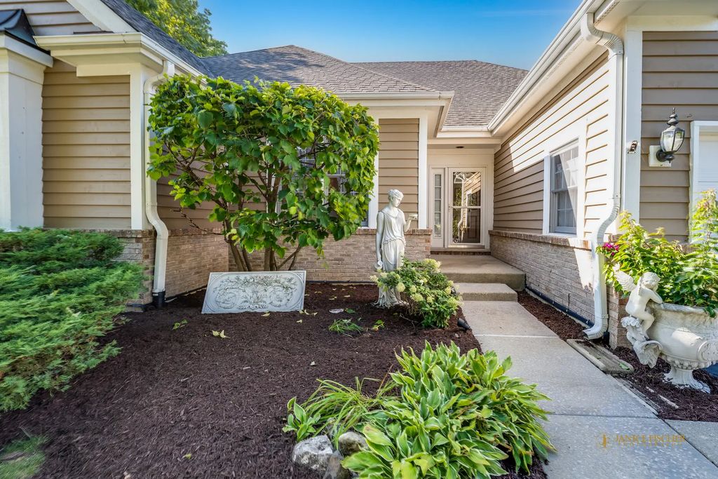 6 Sherwood Court, Lake In The Hills, 60156