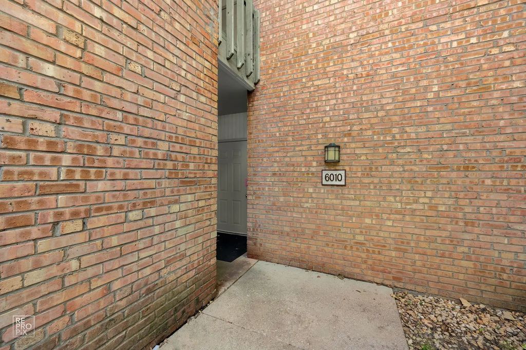 6010 Forest View Road 1b, Lisle