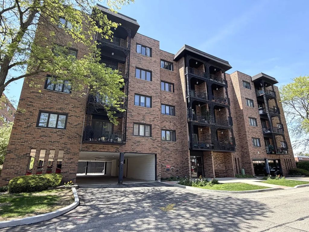 9375 Landings Lane 404, Des Plaines