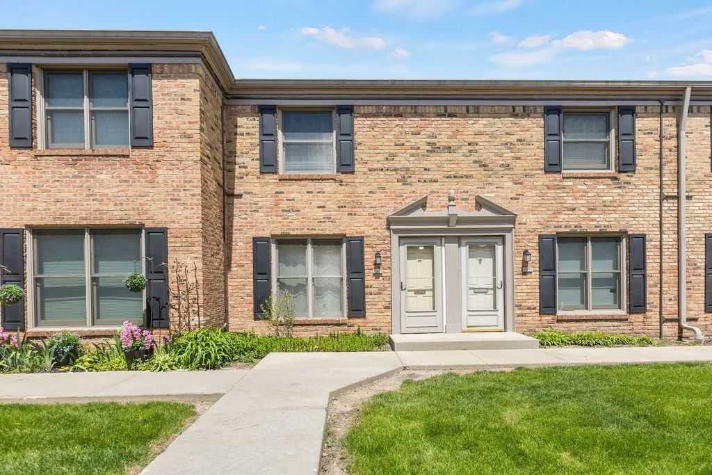 1726 Sessions Walk 1726, Hoffman Estates
