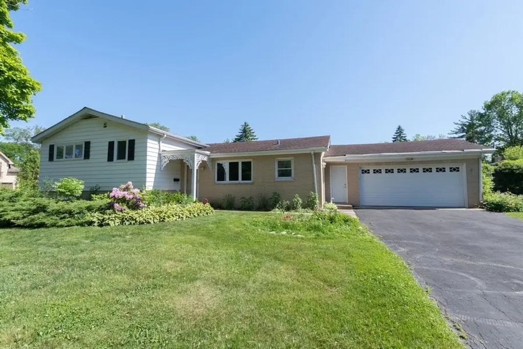 1322 Brook Lane, Glenview
