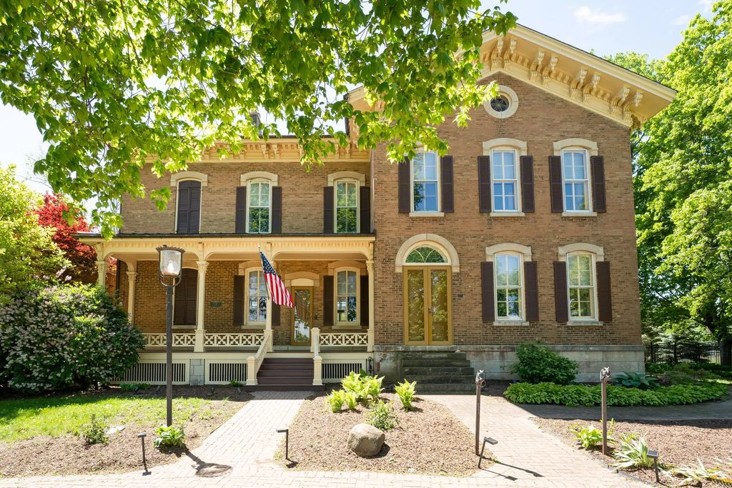 1542 Plainfield Road, Oswego