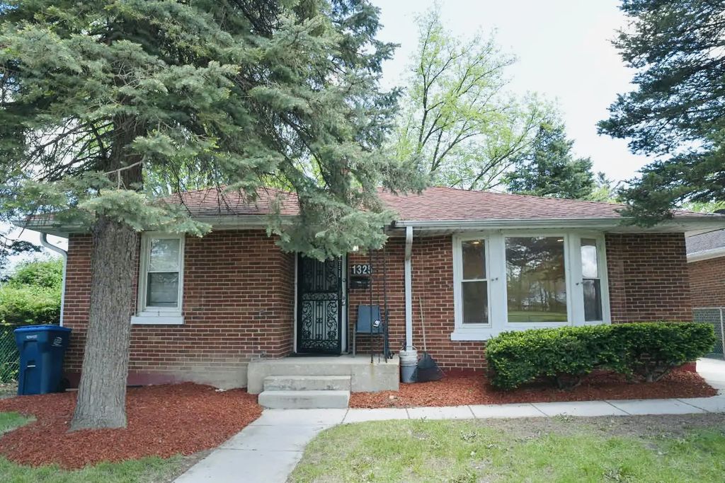 1325 Glenn Drive, North Chicago