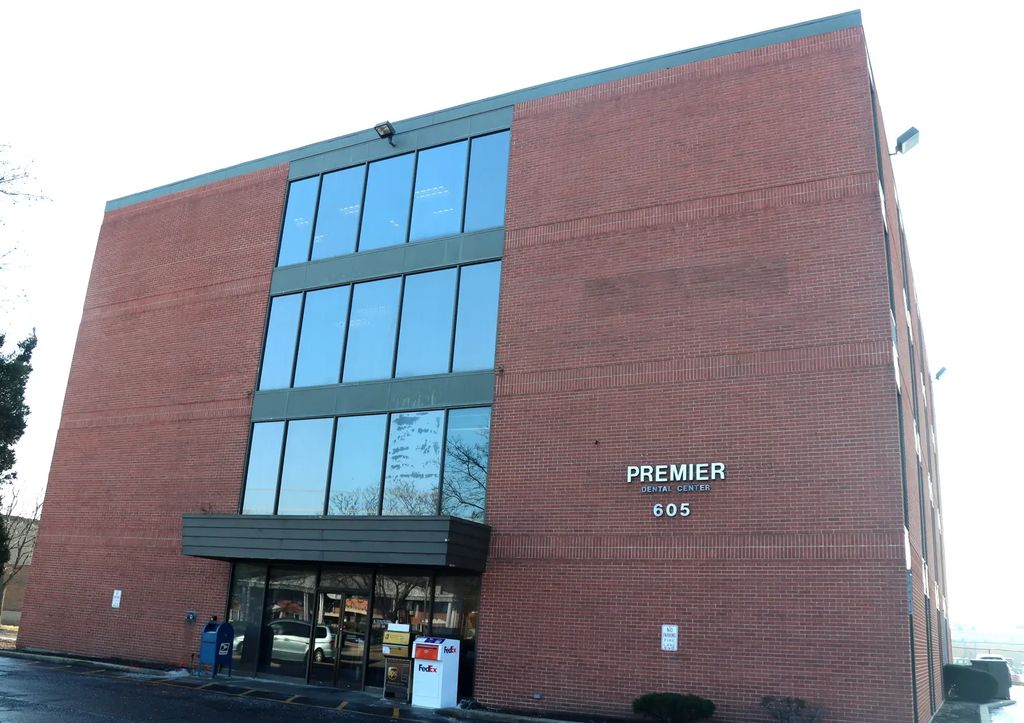 605 E Algonquin Road, Arlington Heights