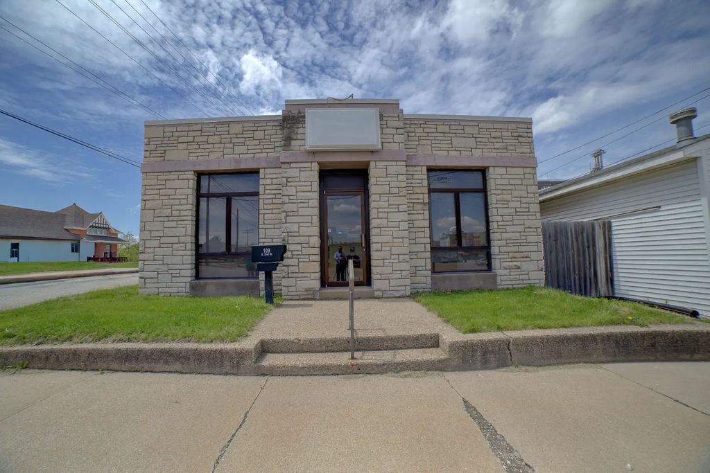 109 S 2nd Street, Watseka